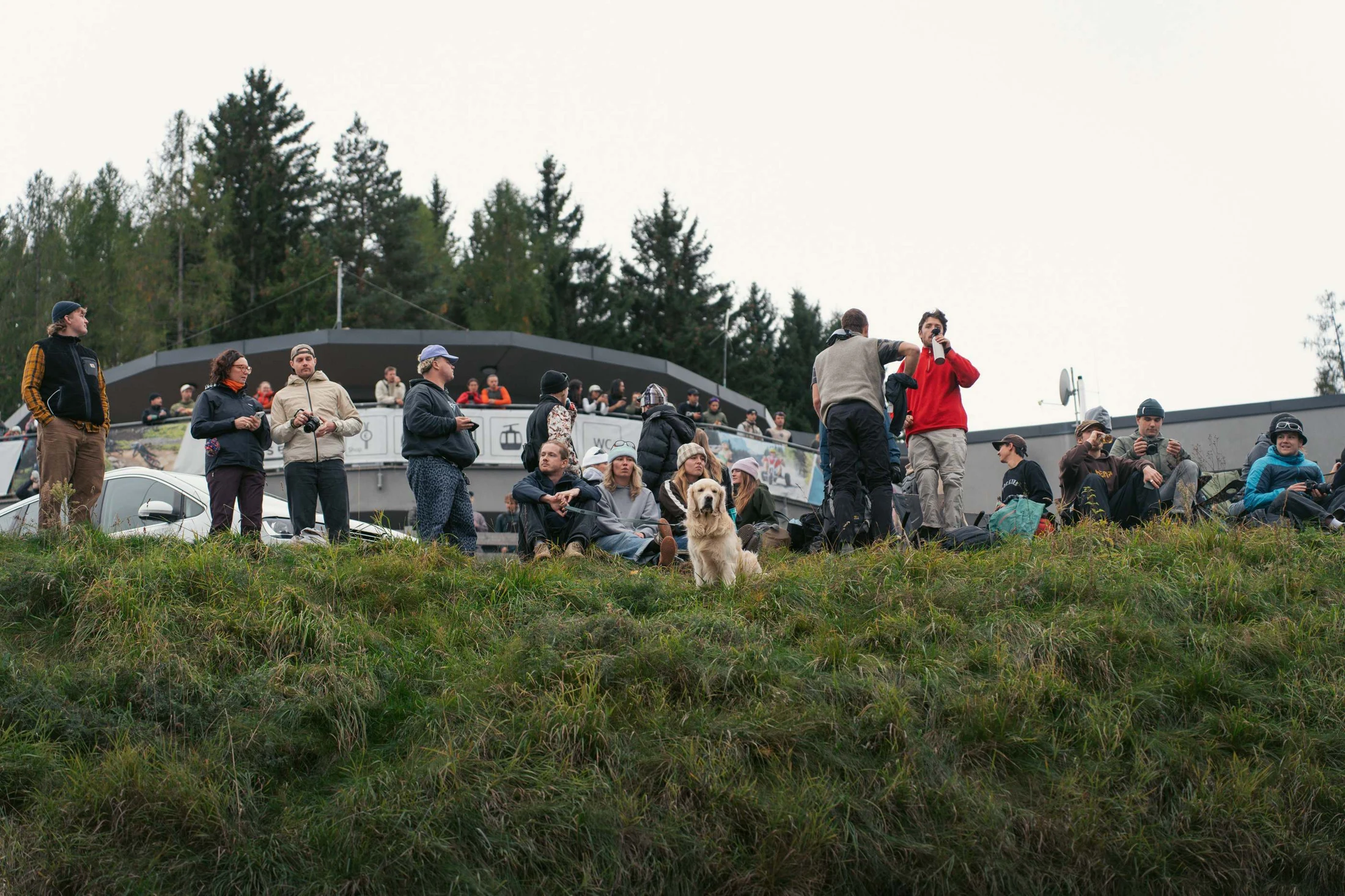 Die Community sitzt und steht gemeinsam am Rand des Compounds