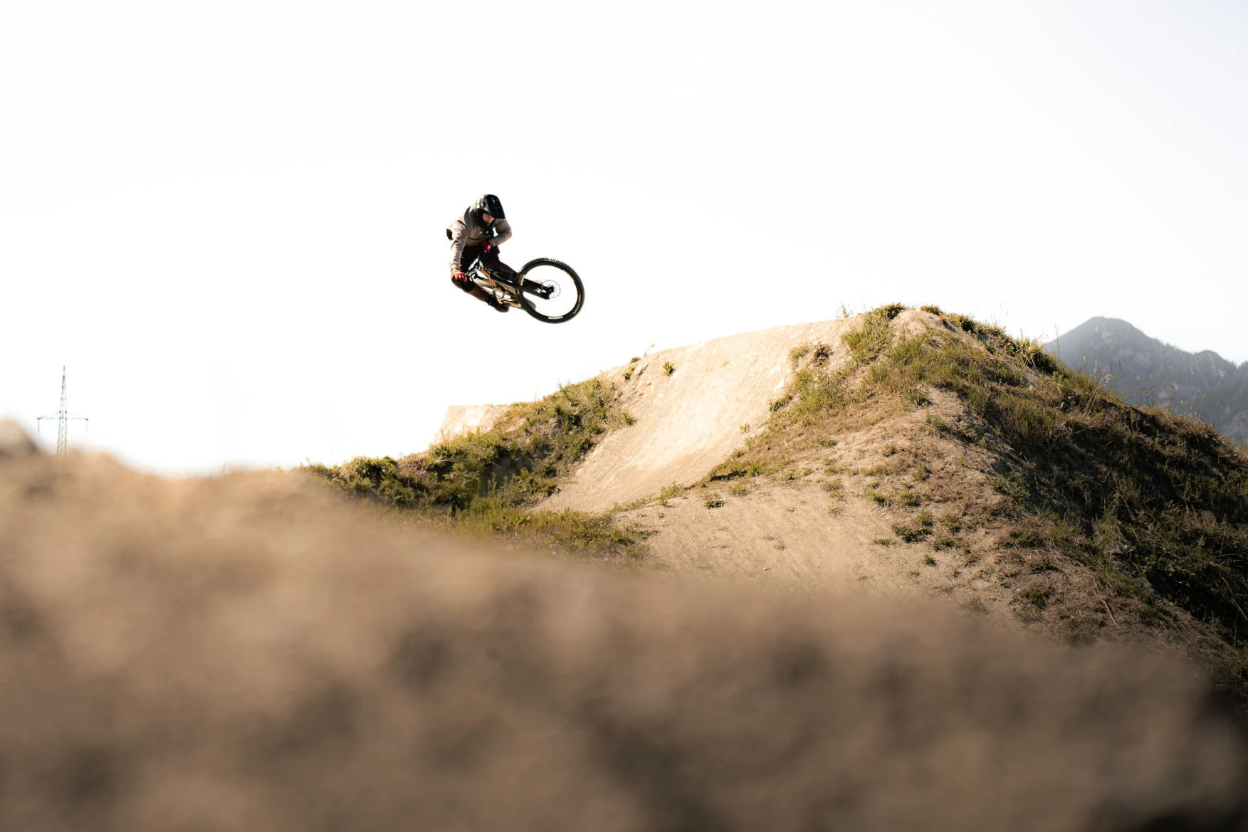 Mountainbiker während einer Session über einem Dirtjump